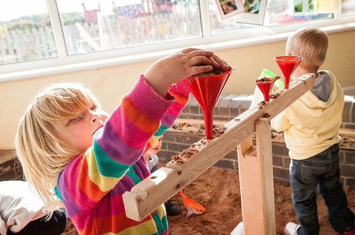 Cosy Giant Scales And Funnel Stand And White Buckets X2 – 4645