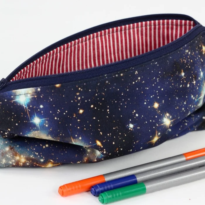 Federtasche „Blue Galaxy“ – rot-weiß gestreift für einen frischen Look