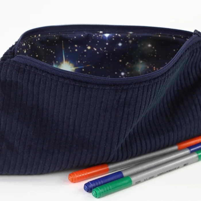 Federtasche „Galaxie trifft Cord“ – außen dunkelblau, innen Sternenstaub