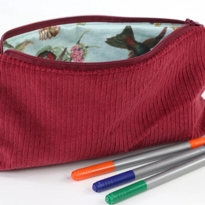 Federtasche „Kolibri“ – außen Cord in Rot, innen voller Leben