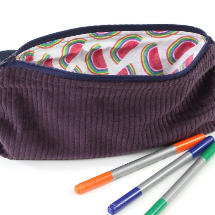 Federtasche „Melonenschale“ – außen Cord in Lila, innen fruchtig frisch