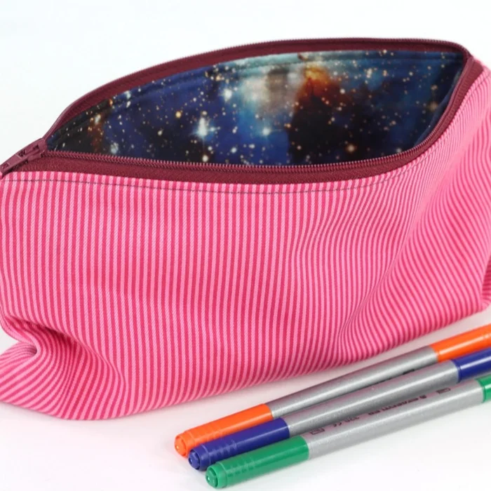 Federtasche „Pink Galaxy“ – Pinke Streifen und galaktisches Universum