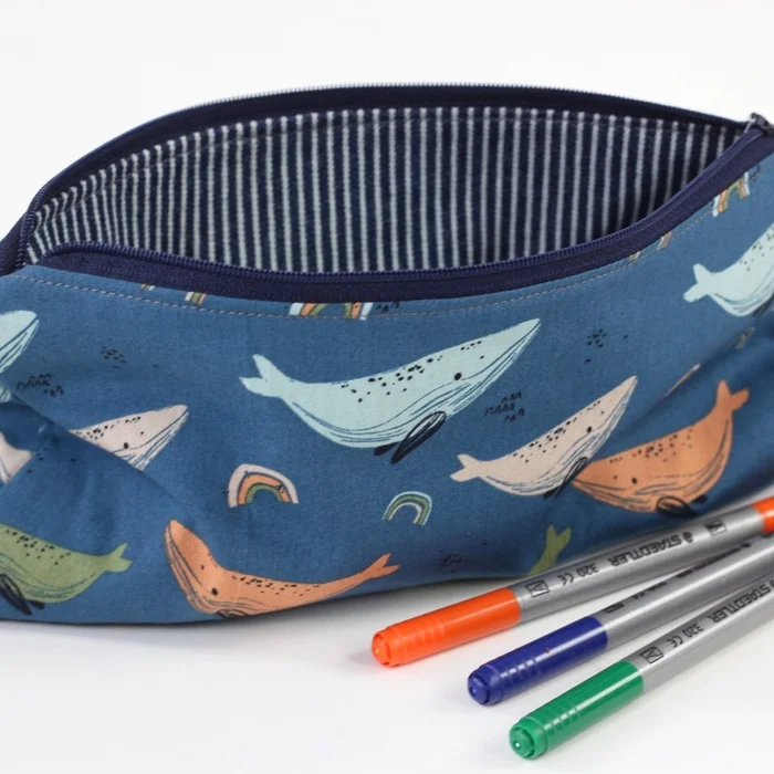 Federtasche „Walstreifen“ – außen petrol, innen maritim gestreift