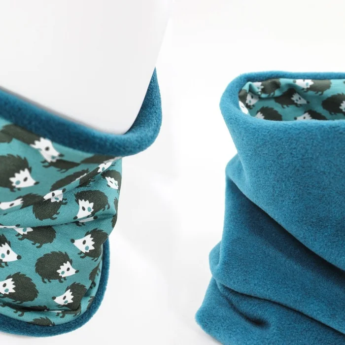 Fleece-Loopschal zum Wenden petrol und Igel