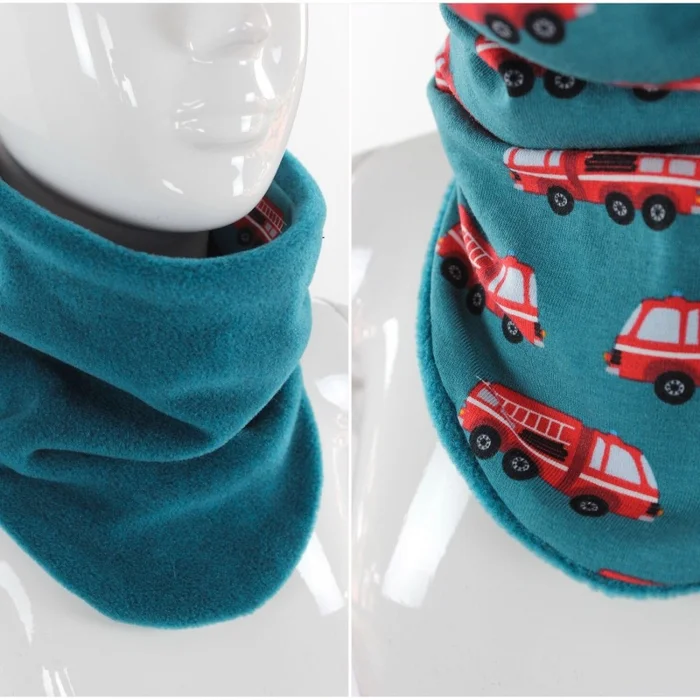Fleece-Schlupfschal zum Wenden petrol und Feuerwehrautos