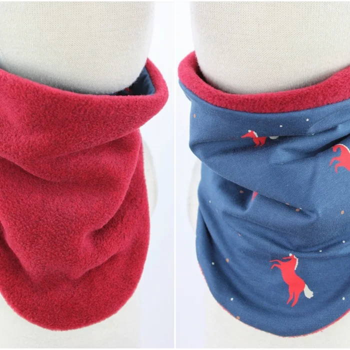 Fleece-Schlupfschal zum Wenden rot meliert mit Pferden auf blau