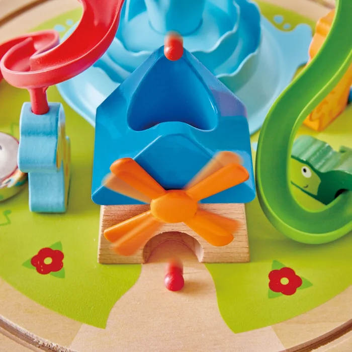Hape Lilys Erlebniskuppel von Hape | 3D Spielzeug mit magnetischem Labyrinth, Erlebniskuppel für Kinder mit verschiedenen Charakteren und Zubehör