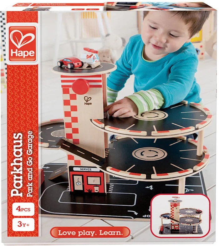 Hape Parkhaus aus Holz für Kinder Spieleset Autogarage | Auffahrrampe mit drei Parkdecks und einem Hubschrauber-Landeplatz, 2 Spielzeugautos, 1 Spielzeug-Hubschrauber, ein Aufzug und eine Tankstelle