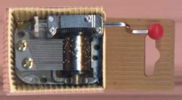 Harlekijn Juwelendoos – muziekdoos: Draaimuziekje: We wish you a Merry Christmas. 14+