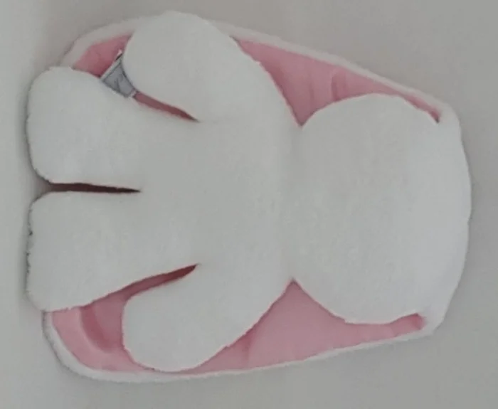 Harlekijn Snuggle Bunny wit met roze oren. 26 cm