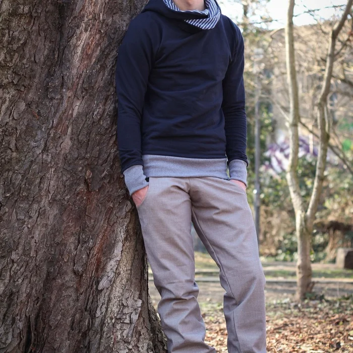 hellgraue Jeans mit Holzknöpfen