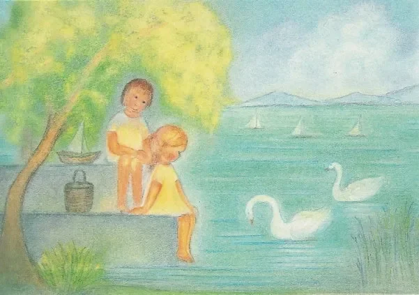 Juli – Zwei Kinder am Ufer des Sees