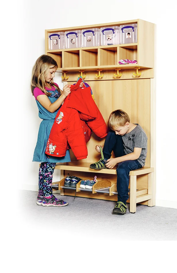 Komplettgarderobe mit Stützen und Paneelrückwand, doppelter Ablage und Kunststoffboxen