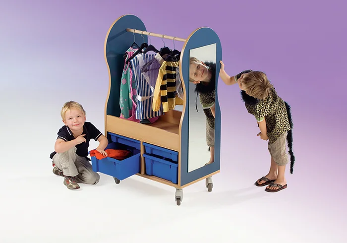 Kostüm- und Umkleidewagen mit Boxen, Spiegel und Kleiderstange