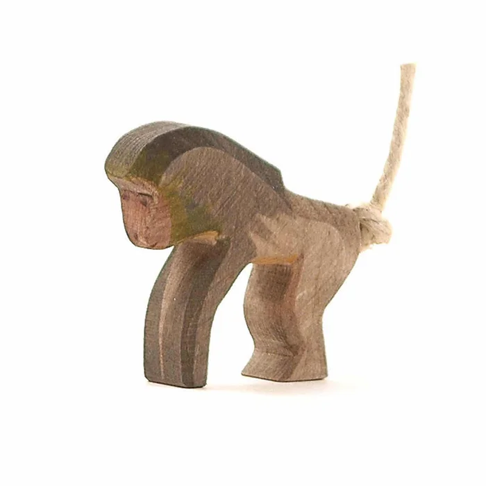 Ostheimer Pavian stehend