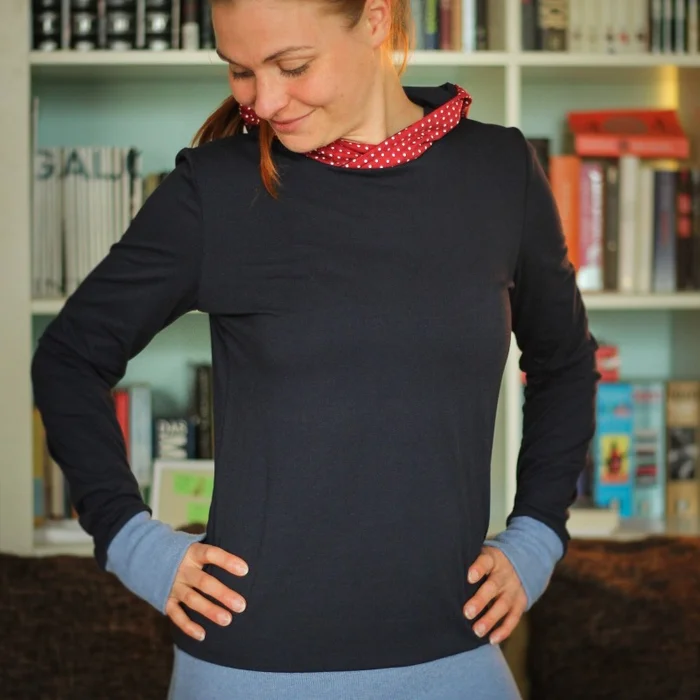 Sommerpulli für Damen dunkelblau und rot mit Punkten