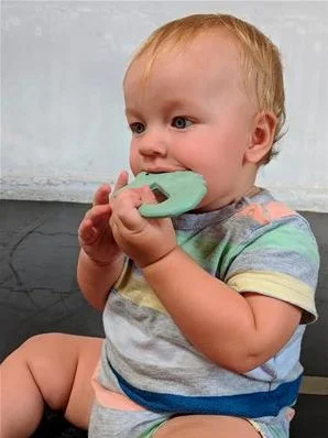 Tikiri 8591504 Kautschuk Beißring Krokodil, Zahnungshilfe aus Naturkautschuk, für Babys ab 0+ Monaten