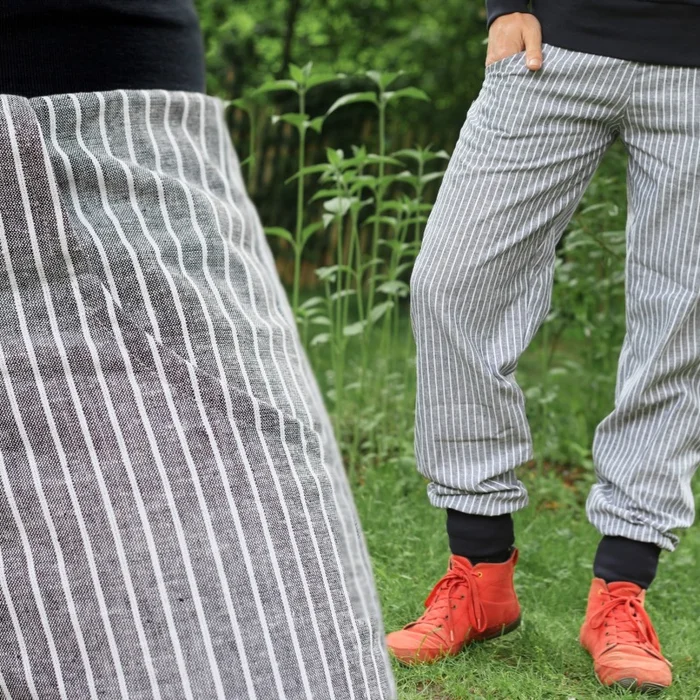 Unisex Sommerhose aus Leinen-Baumwoll-Mix mit grauem Streifenmuster