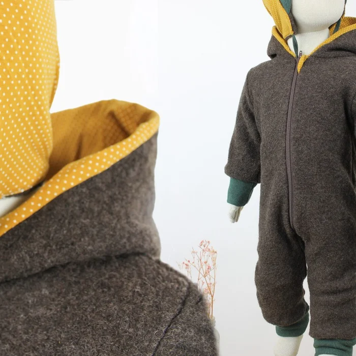 Wollanzug für Kinder braun mit Punkten auf gelb